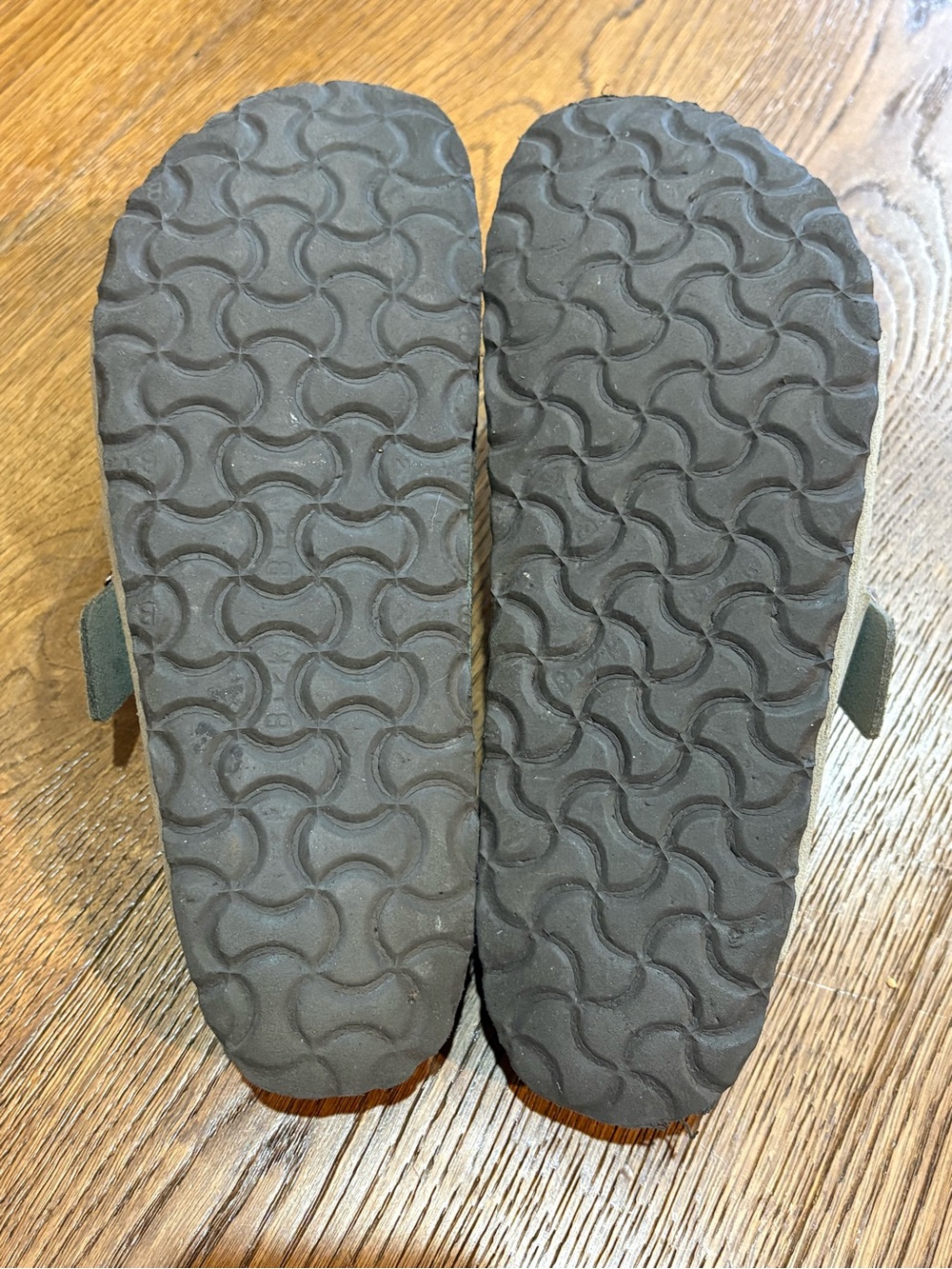 Birkenstock Arizona Suede Soft Footbed Sandals in Taupe. Size 39 - Picture 6 of 8